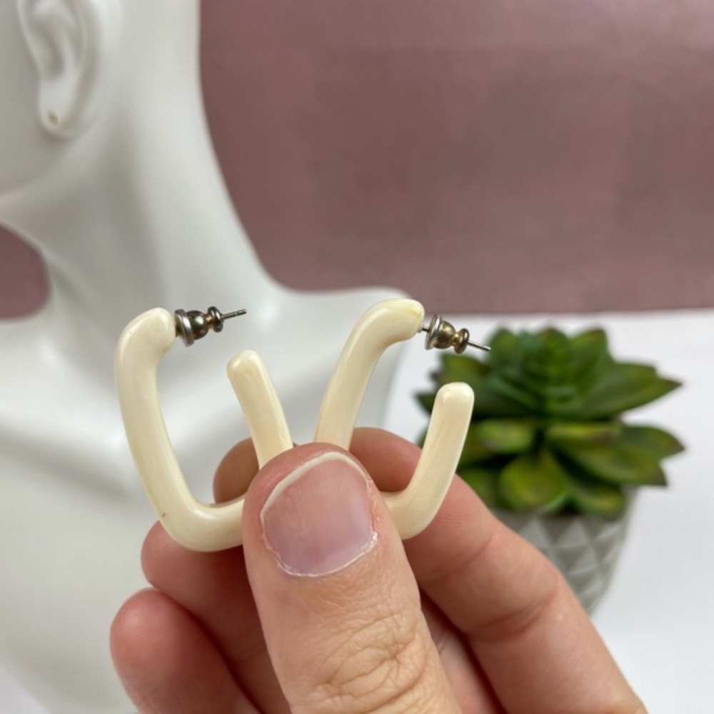 Milky Cream White Hoop Earrings Butterfly Back Cute Retro Women - Picture 2 of 7